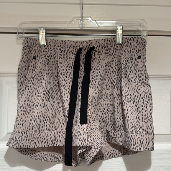 Lululemon Spring Break Away Short *4-way Stretch
Dottie Dash Grain Black EUC - Picture 2 of 12